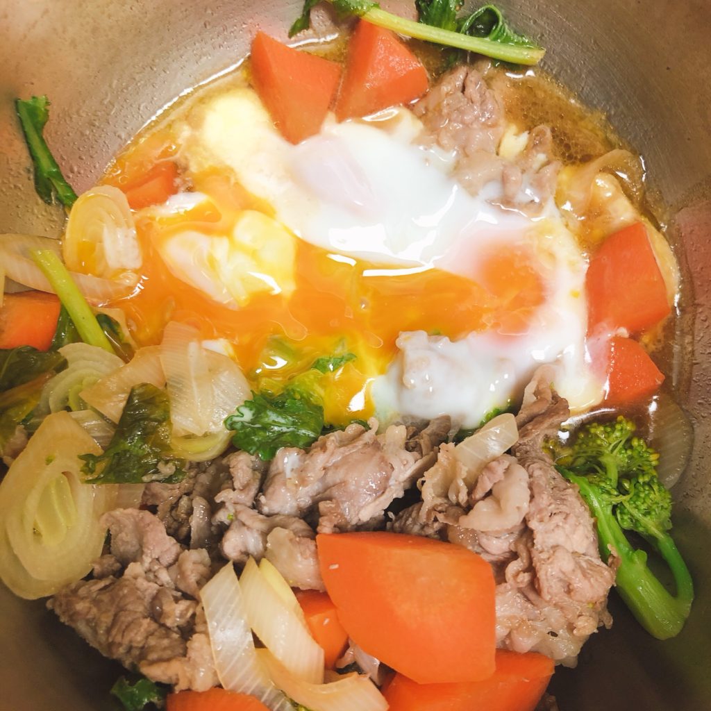 豚肉と残り野菜に卵を落としたら最高のホットクック丼